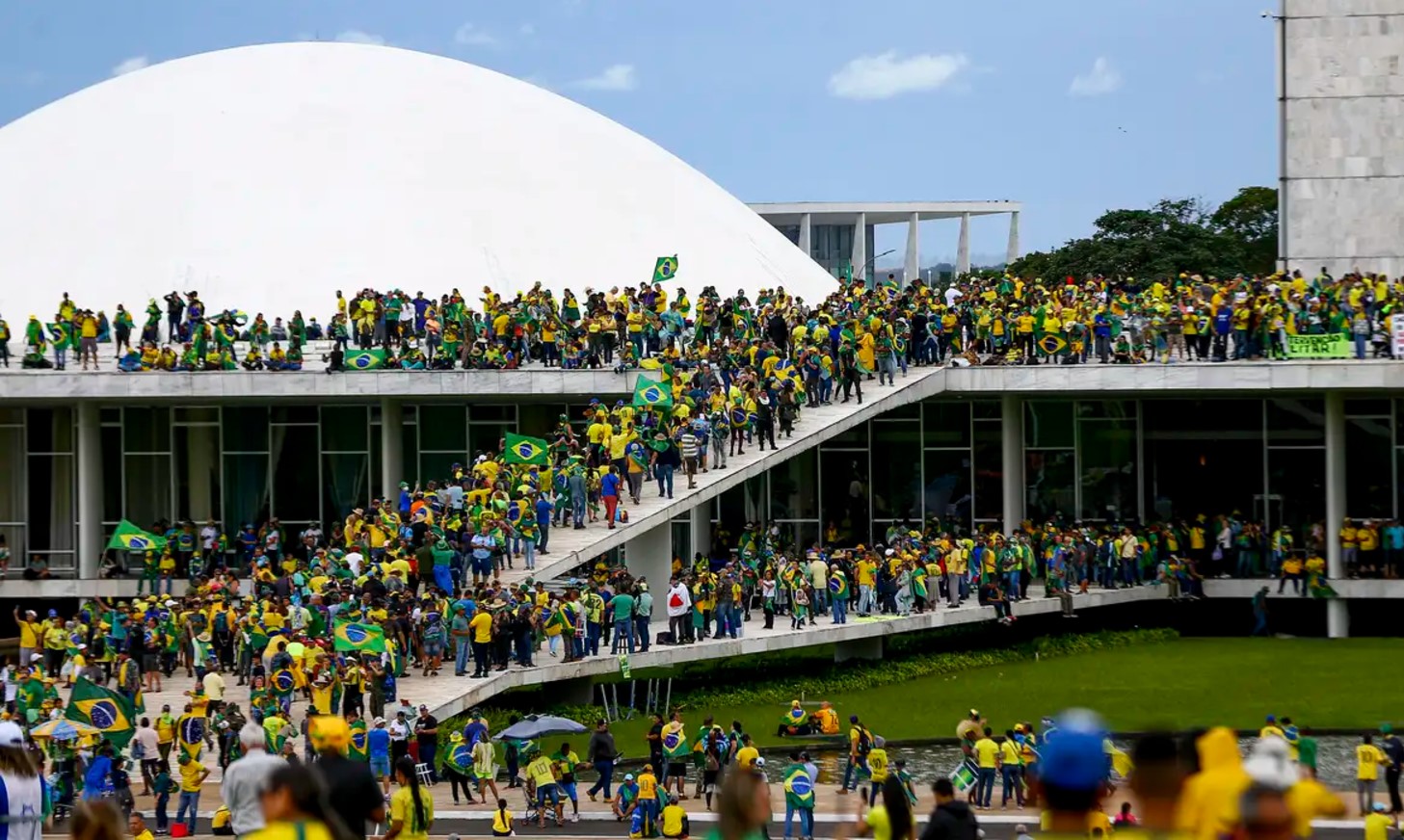 De farda ou fantasia, o golpe sempre volta