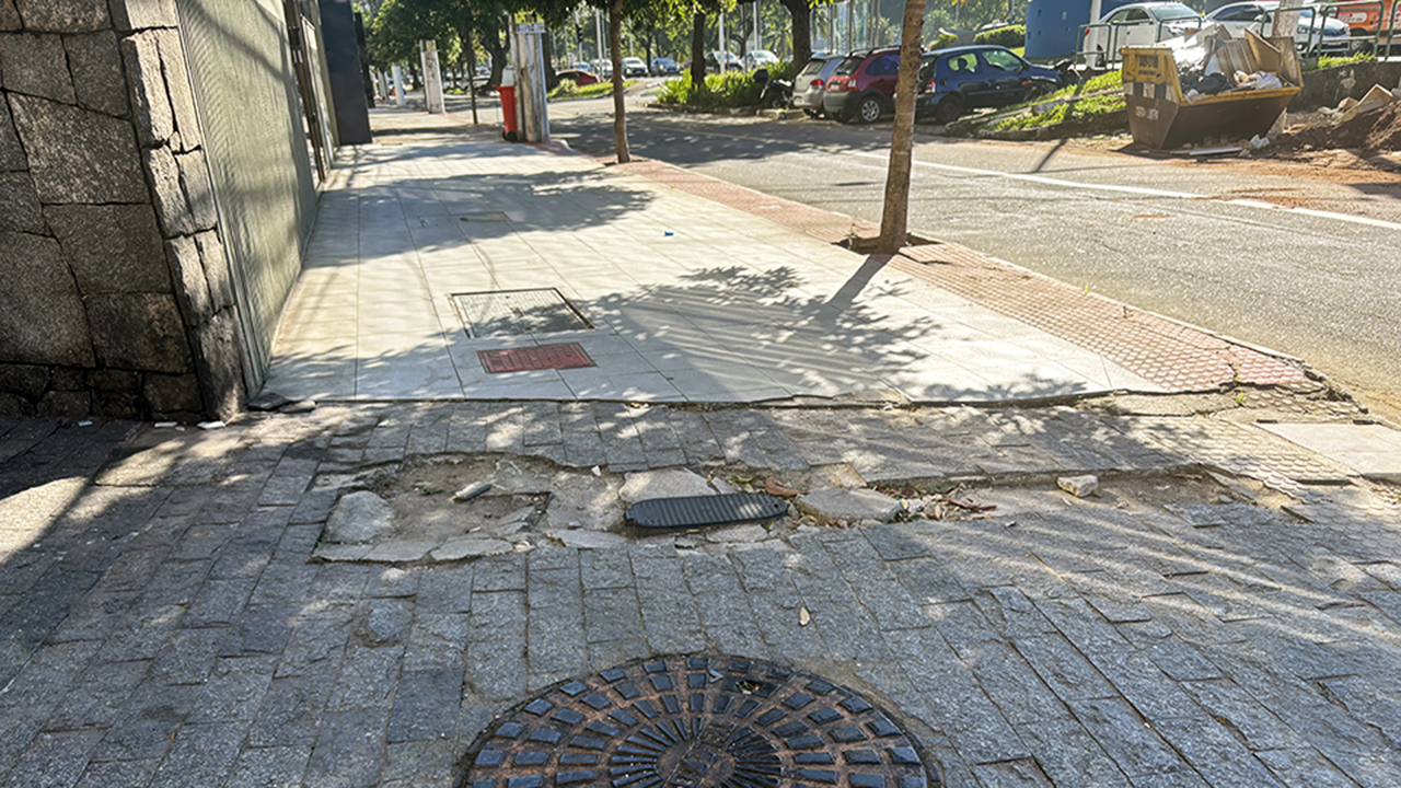 Vitória tropeça na própria calçada