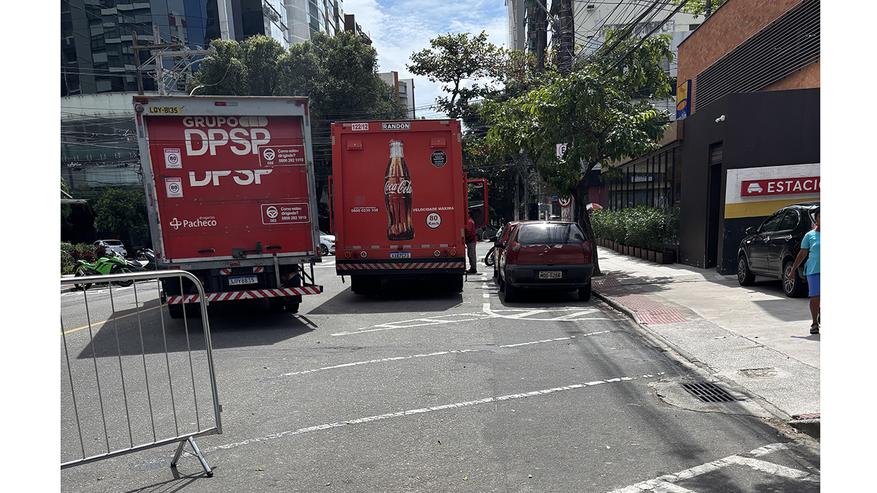E havia um carro de entrega estacionado no meio da rua