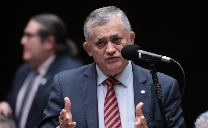 José Guimarães diz não ver possibilidade de o escândalo do Master atingir o governo