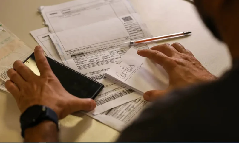Salário mínimo de R$ 1.621 começa a ser pago