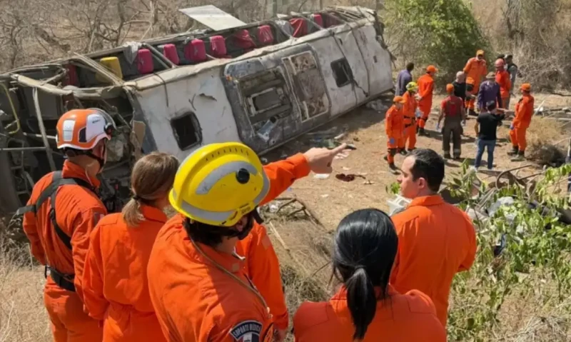 Ônibus com romeiros capota e deixa 15 mortos e vários feridos no sertão de Alagoas