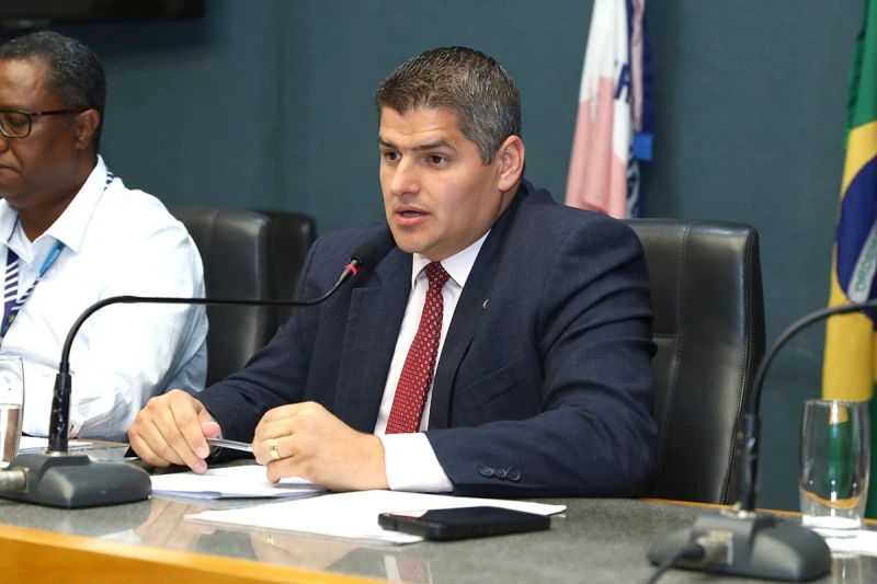 Estado analisa programa para modernizar iluminação pública no ES