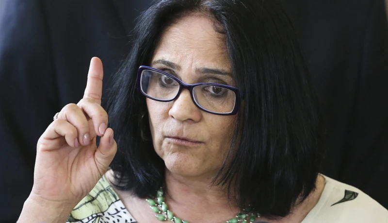 Damares acusa Freixo de uso político em patrocínio da Embratur a escola que homenageará Lula
