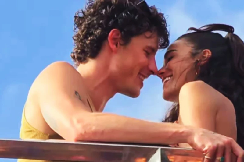 Em clima de romance, Shawn Mendes e Bruna Marquezine curtem o Carnaval em Salvador