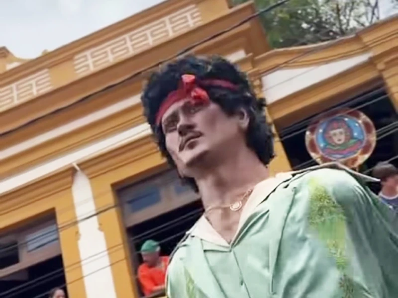 Bruno Mars vira boneco no carnaval de Olinda e homenageia Reginaldo Rossi no Valentine's Day