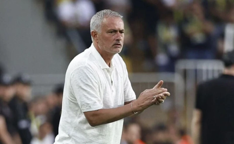 Mourinho faz alerta ao Benfica para reencontro com Real Madrid: 'Um rei ferido é perigoso'