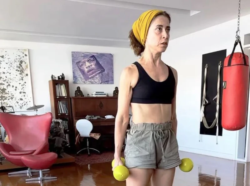 Fernanda Torres mostra treino durante o carnaval e brinca: 'Meu adereço'