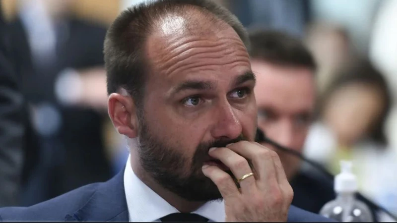 STF formaliza ação penal que torna Eduardo Bolsonaro réu por obstrução na trama golpista