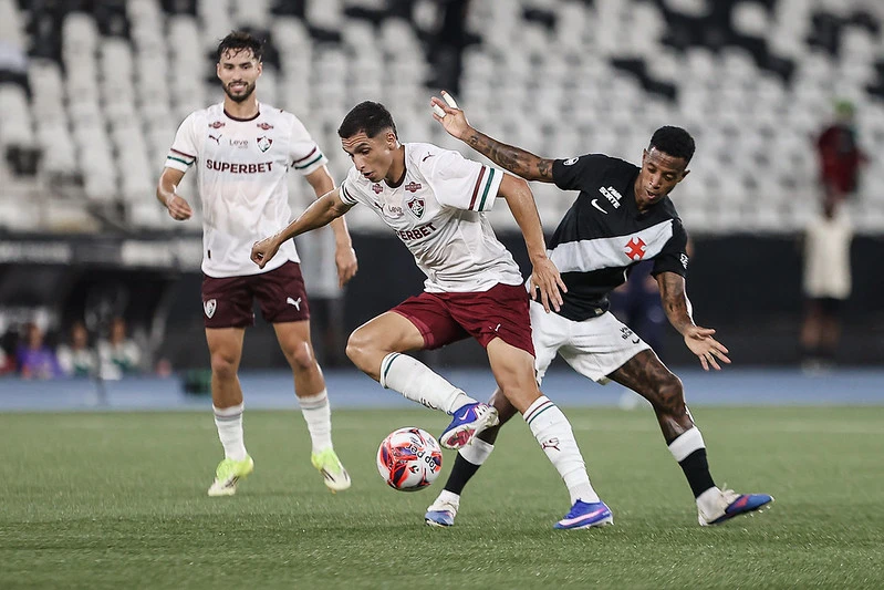 Fluminense vence clássico e larga na frente