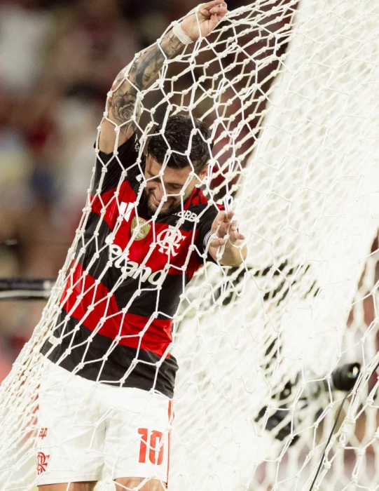 Sob vaias, Flamengo vence Madureira e se aproxima da final do Carioca