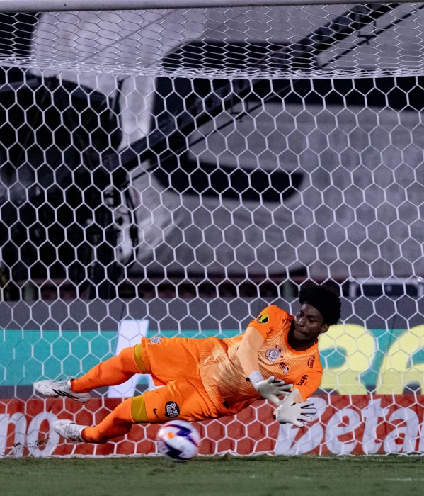 Hugo Souza é ofendido por torcedores da Lusa após vaga do Corinthians: 'Piolhento, favelado...'