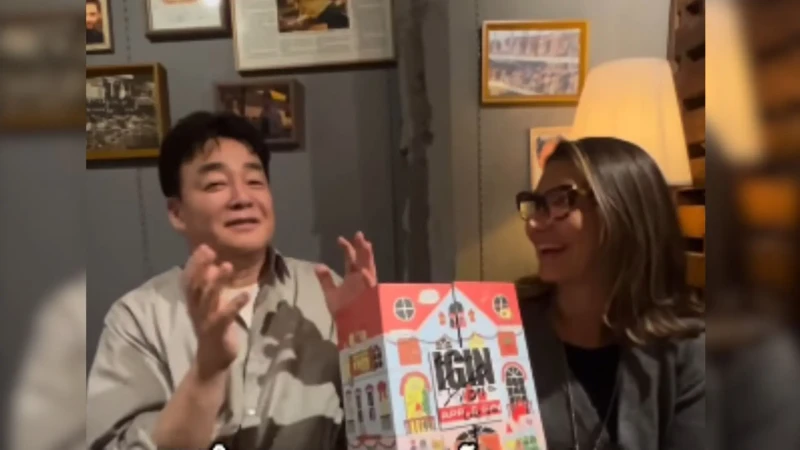 Janja recebe gim assinado por Jin, do BTS, durante agenda na Coreia do Sul