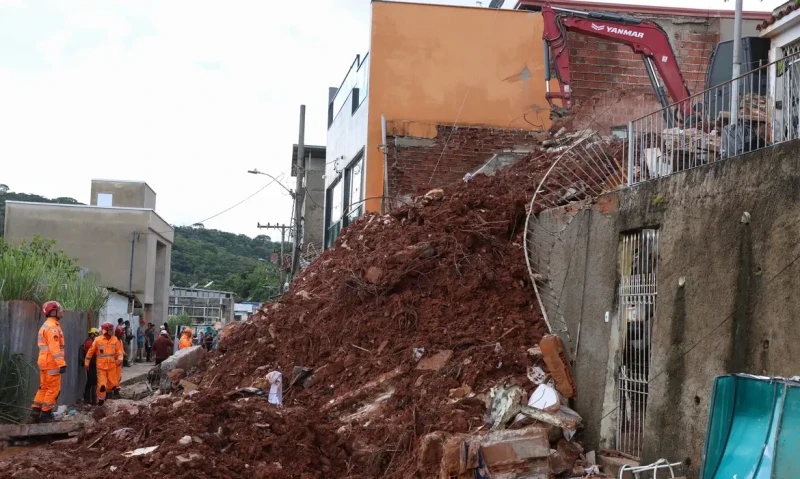 Chuva deixa 55 mortos em Minas Gerais