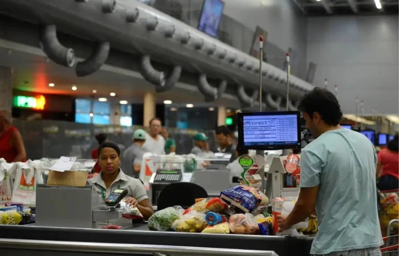 Governo adia regra sobre trabalho em feriados