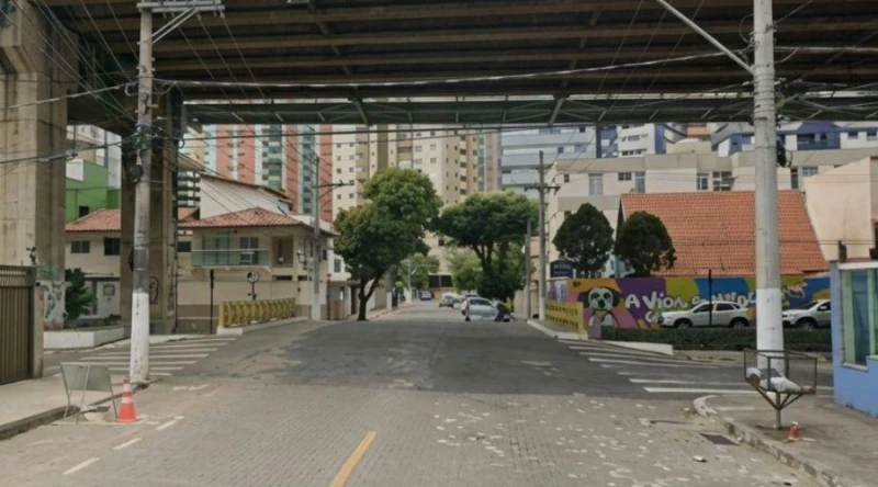 Demolição interdita rua na Praia da Costa