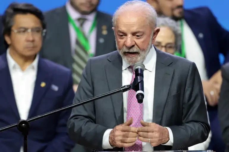 Lula propõe negociação tripartite para discutir fim da escala 6x1