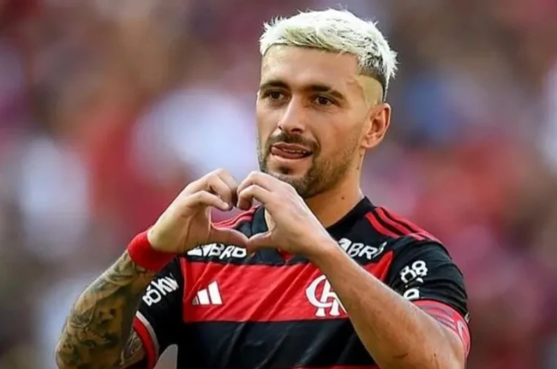 Arrascaeta aparece entre os 30 jogadores mais decisivos do mundo em ranking liderado por Messi