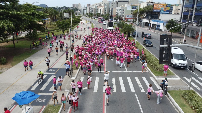 Ato em defesa dos direitos das mulheres reúne mobilização na Orla de Camburi