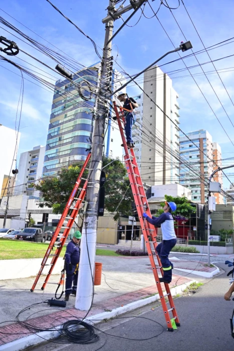 Mutirão retira fios irregulares de postes em Vitória