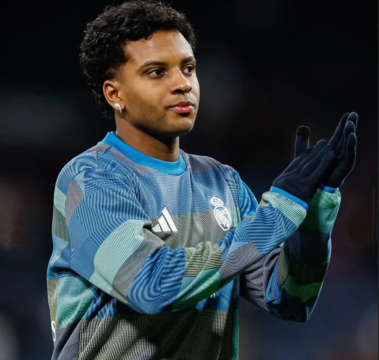 Rodrygo é submetido à cirurgia no joelho e retorno ao Real Madrid deve acontecer em até um ano