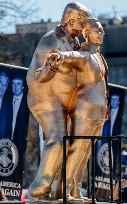 Estátua de Trump e Epstein em pose de 'Titanic' é instalada perto da Casa Branca