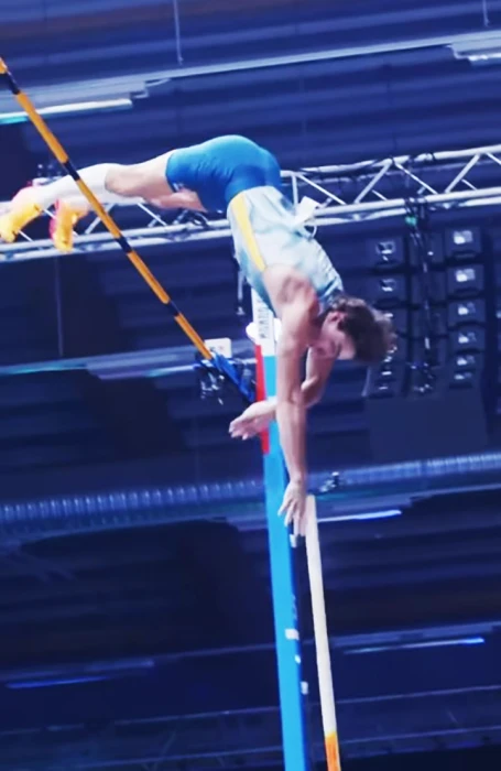 Armand Duplantis quebra o recorde mundial do salto com vara pela 15ª vez com 6,31m na Suécia