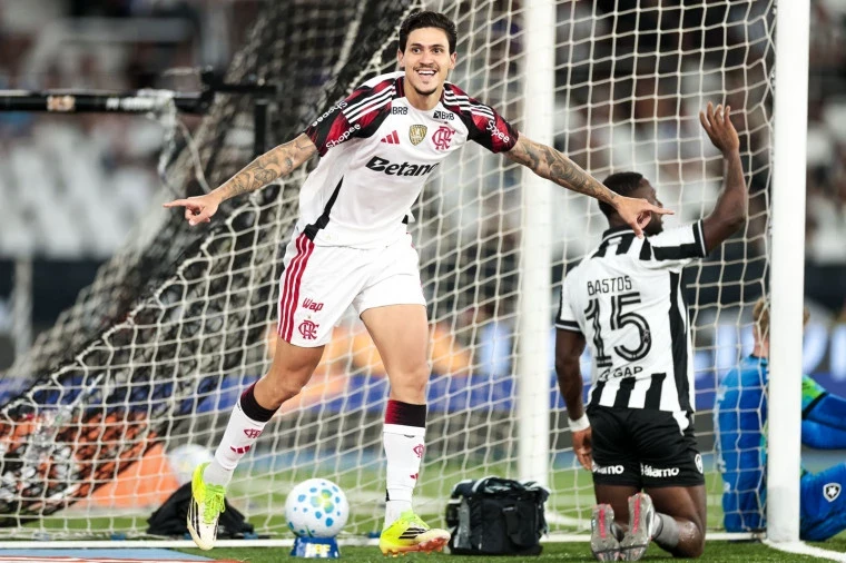 Flamengo joga com estilo, sob olhar de Ancelotti, e vence o Botafogo por 3 a 0 no Nilton Santos