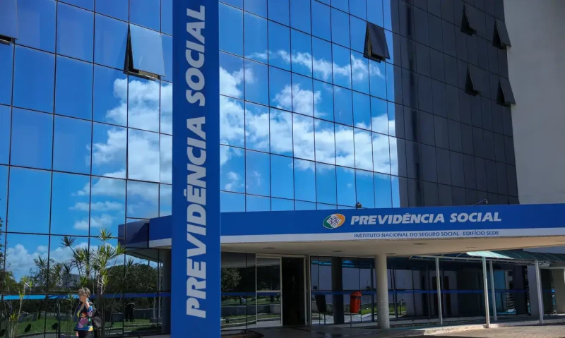 INSS suspende empréstimos consignados do banco C6 e cobra devolução de R$ 300 mi a aposentados