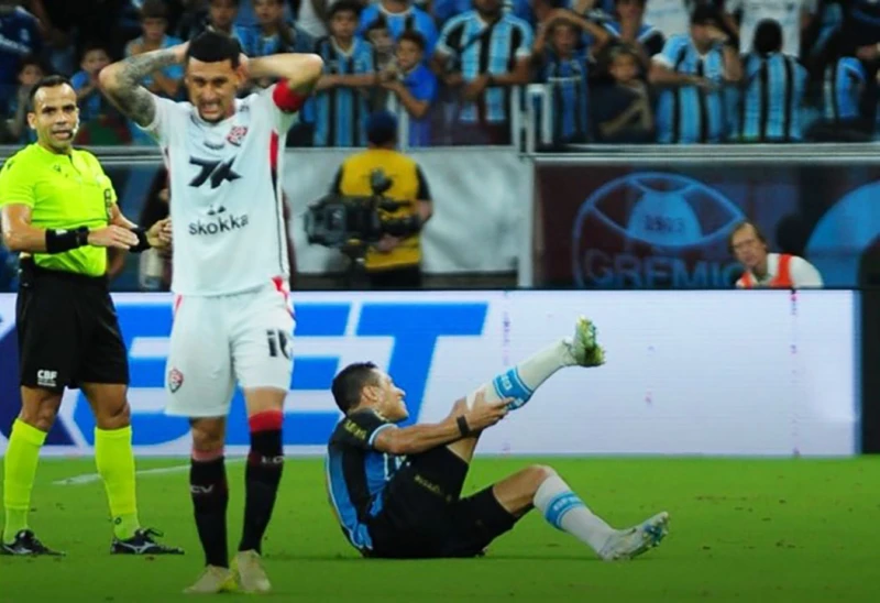 Marlon, do Grêmio, sofre lesão chocante em partida contra o Vitória pelo Brasileirão