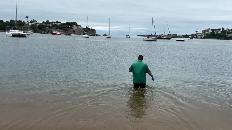 Coleta investiga mancha no mar de Vitória