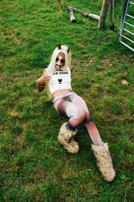 Horsegiirl: a DJ que diz ser 'metade cavalo e metade humana' fez sucesso no Lollapalooza