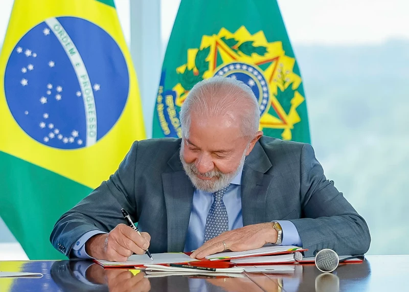 Lula assina decretos contra cambismo digital e garante água em grandes eventos