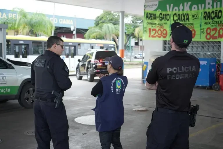 PF faz operação contra preços abusivos em postos de combustíveis em 11 Estados e no DF