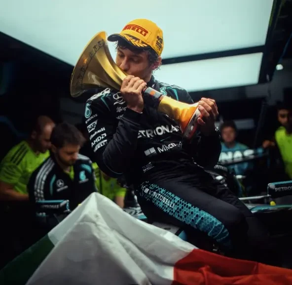 Antonelli vence no Japão e lidera a F1