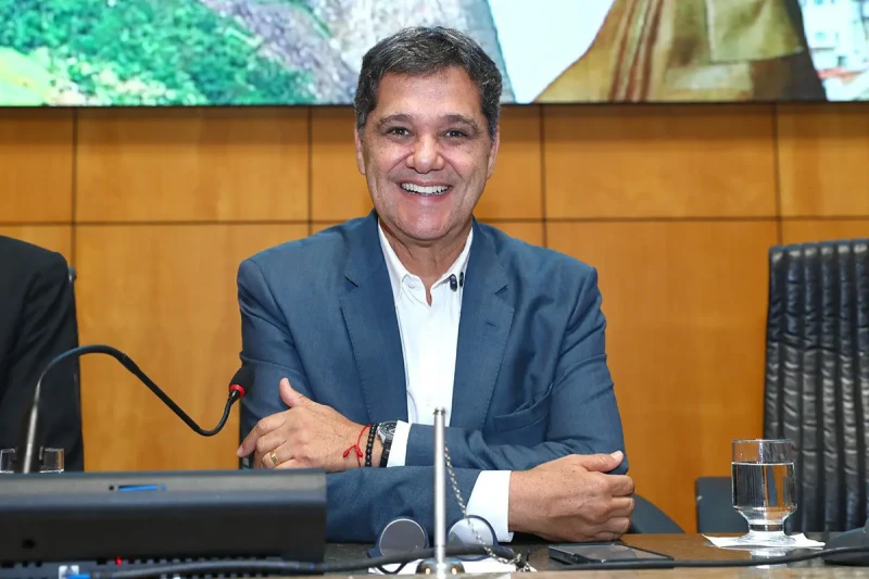 Ferraço lidera corrida ao governo no ES