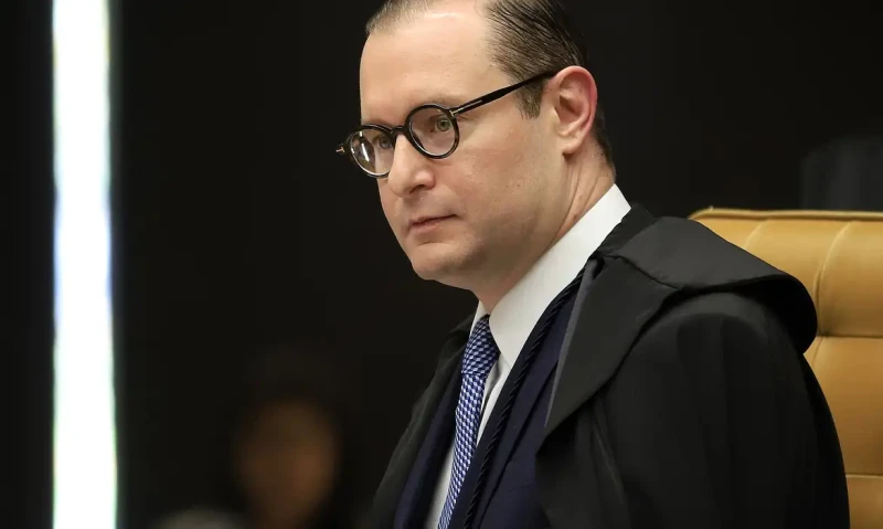 Zanin condena médico por trote misógino