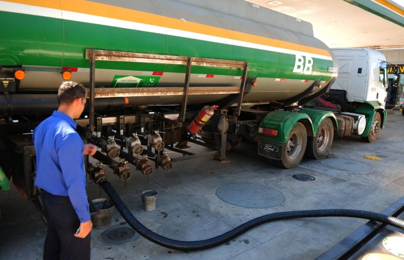 Acordo cancela greve dos tanqueiros e mantém abastecimento normal no ES