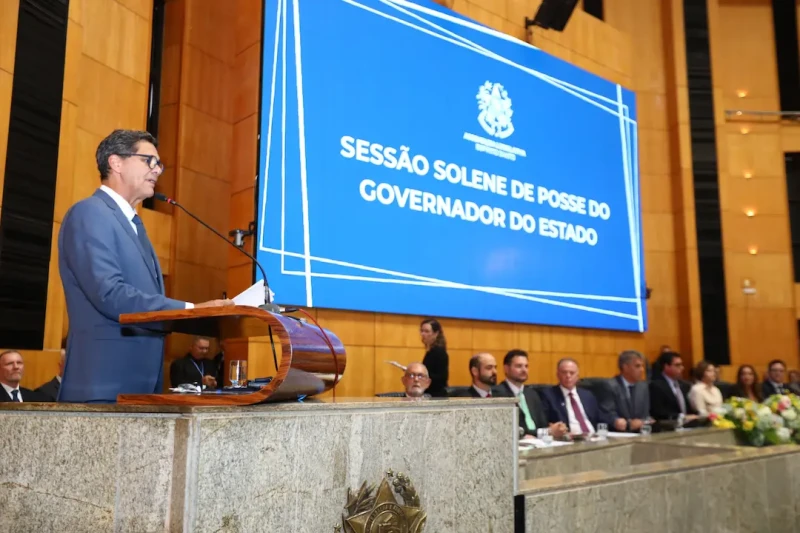 Ferraço assume governo do ES em meio a disputa eleitoral