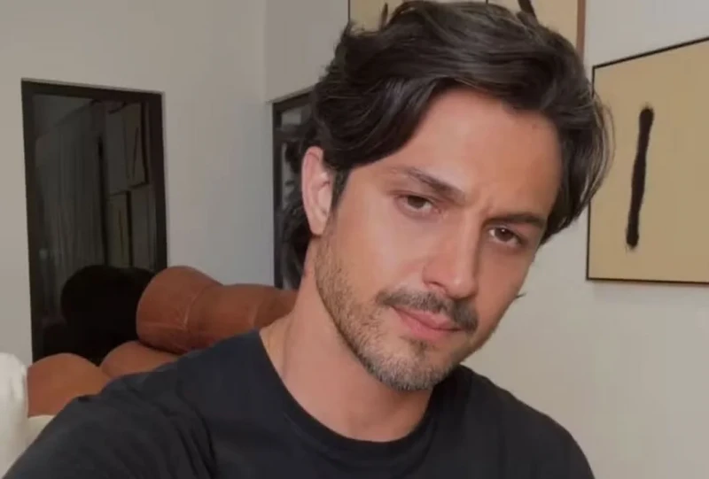 Rômulo Estrela sofre golpe e faz alerta nas redes