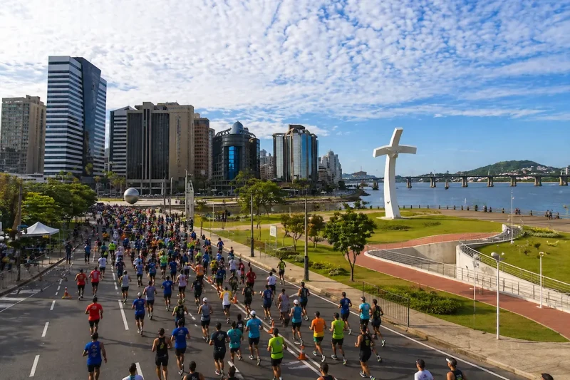 Corrida bloqueia vias e trava trânsito em Vitória