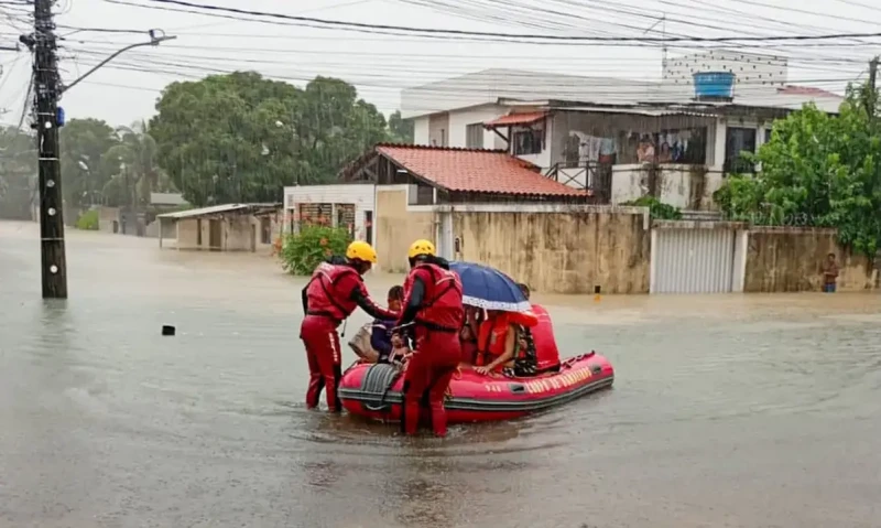 Chuvas em PE deixam mortos e mais de mil desalojados