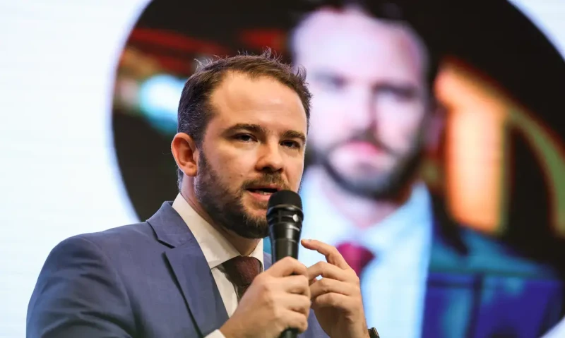 Guerra não será pretexto para mudar política fiscal, diz Durigan