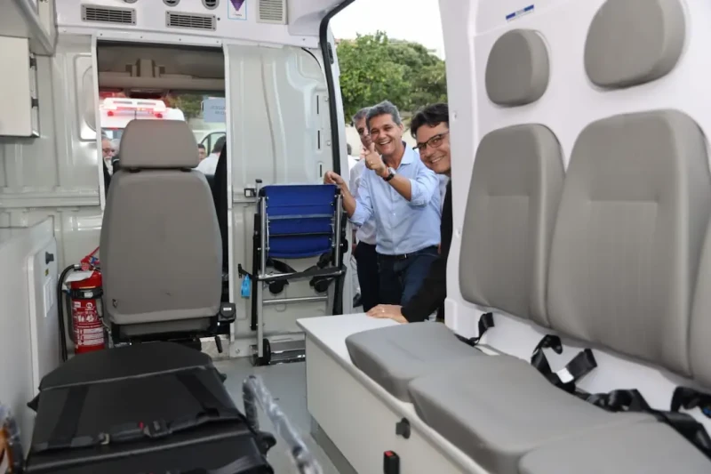 ES entrega 21 ambulâncias para municípios