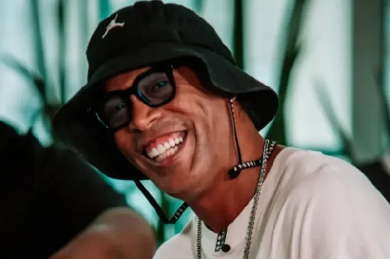 Ronaldinho pede Neymar na Copa de Ancelotti