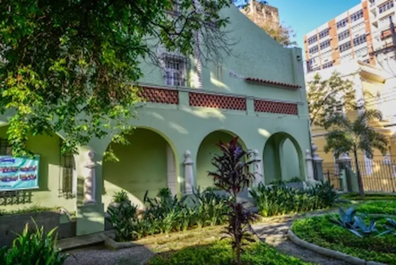 Biblioteca de Vitória recebe escritoras em encontros gratuitos