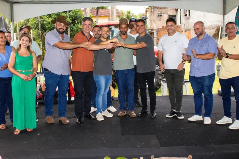 Associação rural recebe trator para reforçar agricultura em Viana