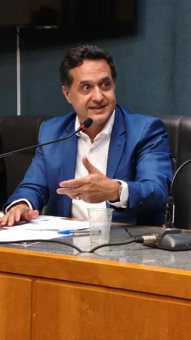 Gandini cobra água tratada para bairro de Guarapari