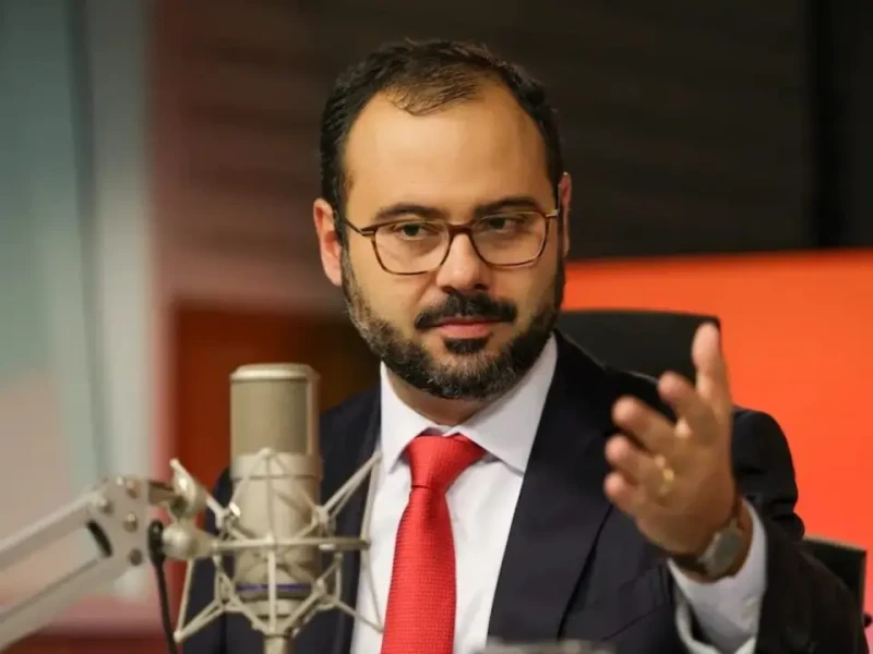 Ministro rebate críticas e nega que fim da escala 6x1 prejudique empresários