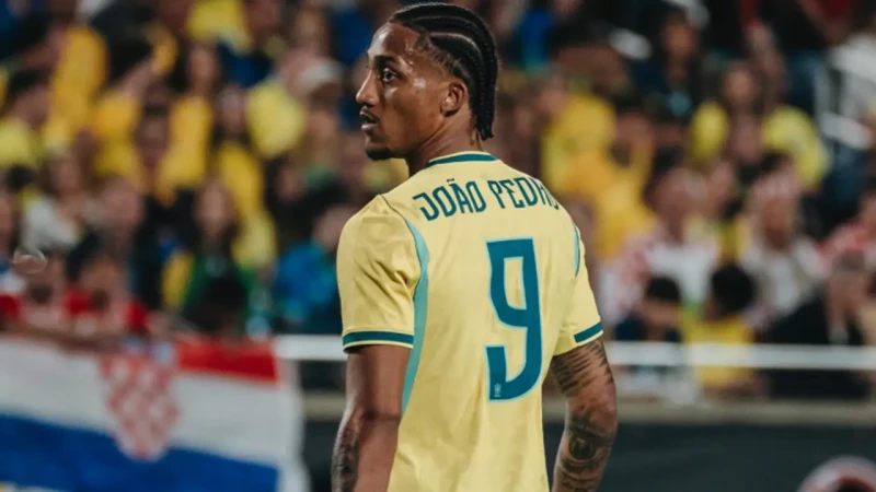 Fora da Copa, João Pedro é eleito melhor jogador da temporada do Chelsea